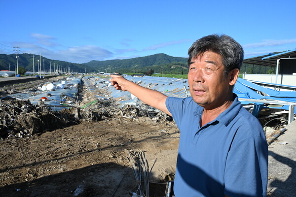 26일 경남 산청군 신안면 신기리 딸기 피해 농가 박덕제 씨가 홍수 피해 당시를 설명하고 있다. /김구연 기자