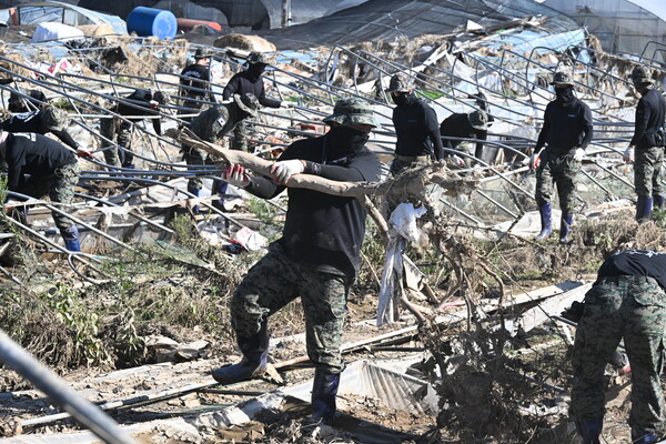 특전사 군인들이 26일 경남 산청군 신안면 신기리 딸기 주산지 홍수 피해현장에서 복구작업하고 있다. /김구연 기자