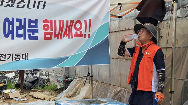 경북안전기동대 대원이 7월 26일 경남 산청군 신안면 수대리에 설치된 무더위 쉼터에서 얼음물을 마시며 휴식을 취하고 있다. /안지산 기자