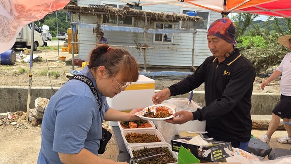 경북안전기동대 대원이 26일 경남 산청군 신안면 수대리에 설치된 무더위 쉼터에서 점심식사를 받고 있다. /안지산 기자