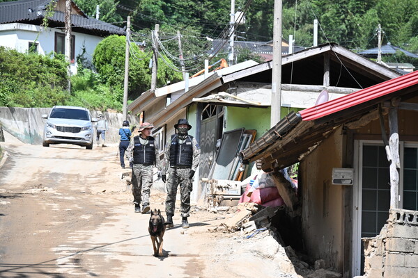 군인들이 26일 산청군 신등면 율현리에서 군견 등을 동원해 홍수 실종자 수색 작업을 하고 있다. /김구연 기자