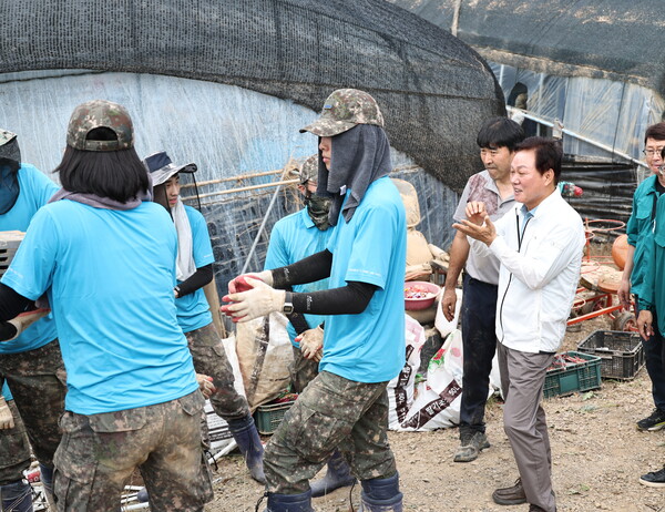 박완수 경남도지사가 26일 산청군 신등면 사정마을 딸기 농가에서 복구 작업 중인 공군 부대 장병들을 격려하고 있다. /경남도