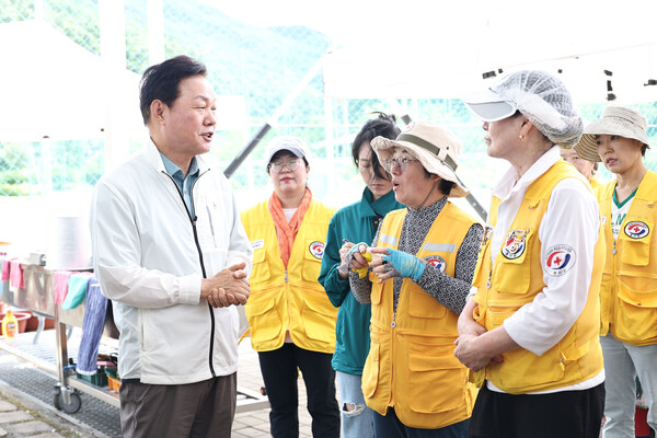 박완수 경남도지사가 26일 합천군 가회체육공원에서 밥차를 운영 중인 자원봉사자들에게 감사함을 표하고 있다. /경남도