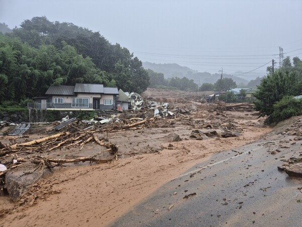 지난 19일 산청군 산청읍 부리 한 마을 인근에서 나무와 흙탕물이 쏟아져 내려오고 있다. /경남소방본부  