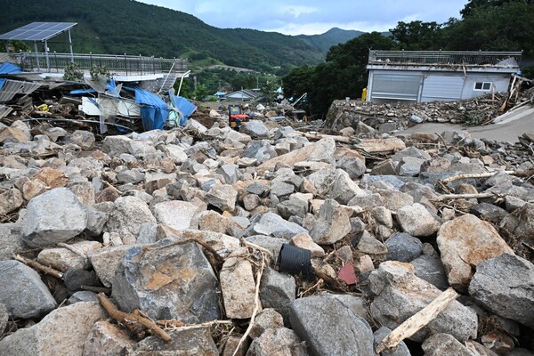 지난 21일 산청군 산청읍 모고리 모고마을 옆 계곡에 엄청난 양의 바위가 밀려와 쌓여 있다. /김구연 기자