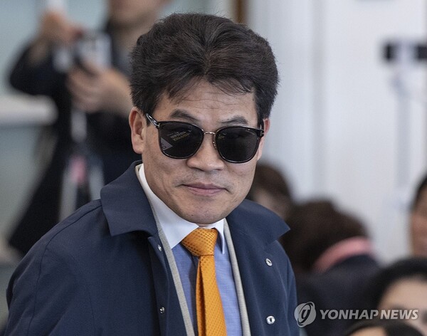 한국사 강사 전한길 씨가 4월 16일 서울 중구 프레스센터에서 열린 '국민이 국민을 지킨다! 국민수사대 출범식'에 입장하고 있다. /연합뉴스