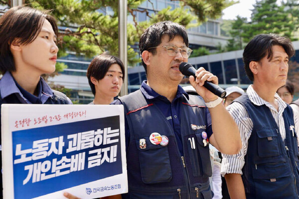 금속노조는 25일 서울행정법원 앞에서 기자회견을 열고 “한화오션과 현대제철은 더 이상 거부하지 말고 즉각 교섭에 나서라"라고 촉구했다. 이김춘택 금속노조 거제통영고성조선하청지회 사무장이 발언하고 있다. 오른쪽은 김형수 지회장. /금속노조