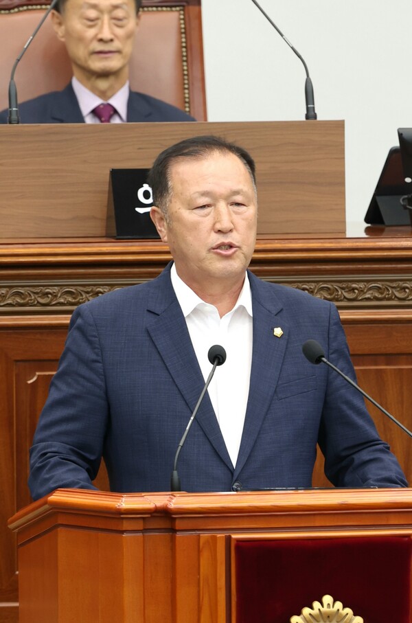 백승규 창원시의원이 25일 대한민국민주주의전당 정상화를 촉구하는 5분 발언을 하고 있다./창원시의회