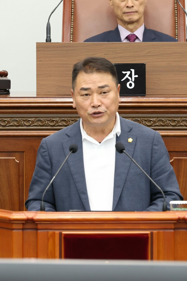 박강우 창원시의원이 25일 장기 표류 대형 사업 정상화를 촉구하는  5분 발언을 하고 있다./창원시의회