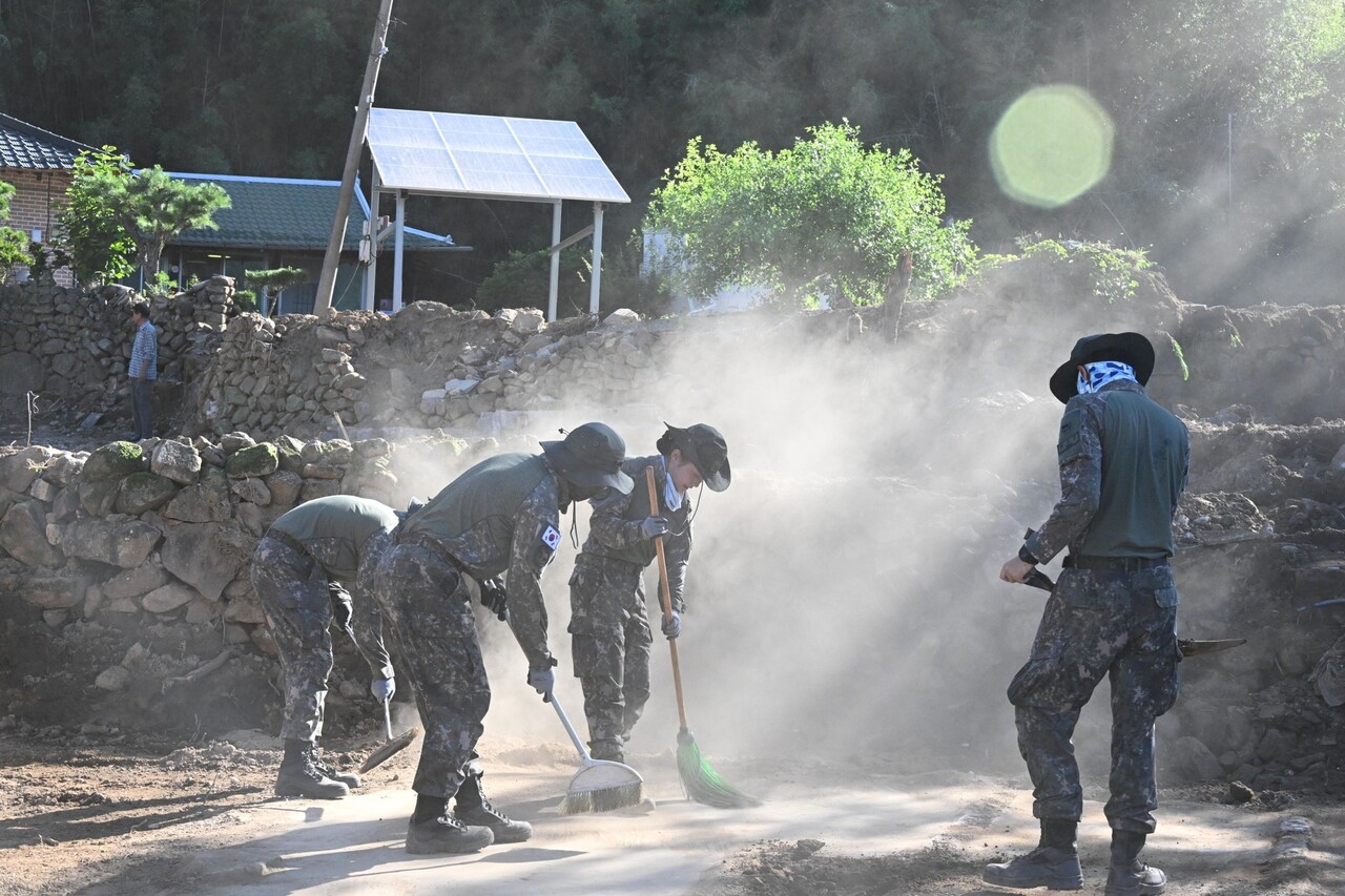 28일 산청군 산청읍 정곡리 홍수 피해현장에서 군인들이 청소작업하고 있다. /김구연 기자