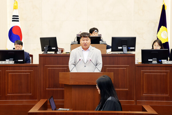 밀양시의회는 28일 본회의에서 김종화 시의원이 대표해 '한·미 통상협상 농축산물 추가 개방 반대' 대정부 결의안을 발표했다. /밀양시의회
