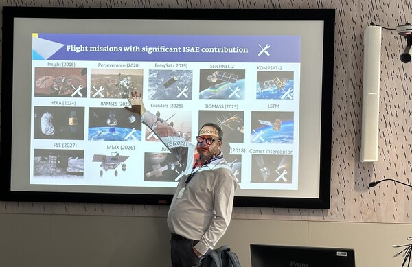 엠마누엘 제누 이자에 수파에로 국제관계 부장이 대학 연구과제를 설명하고 있다. /이영호 기자