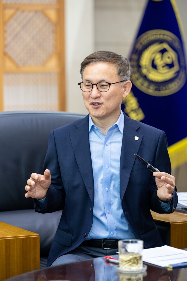 권진회 경상국립대학교 총장이 경남도민일보 기자와 인터뷰하고 있다. /경상국립대