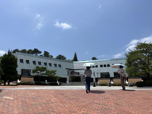 2008년 개관한 이병주문학관. 좌우 박공지붕의 건물이다. /권영란