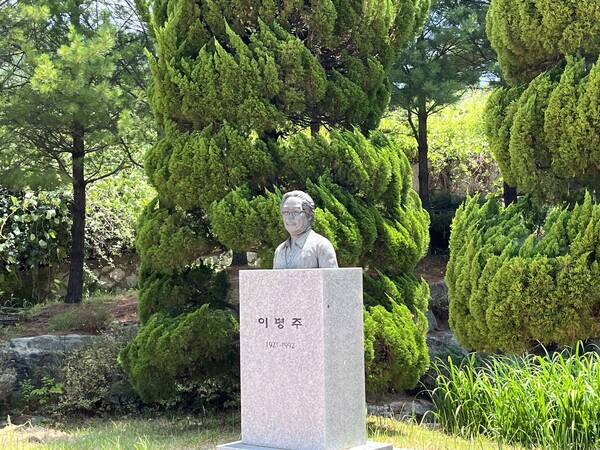 하동 이병주문학관 정원에 있는 이병주 상반신 동상. /권영란