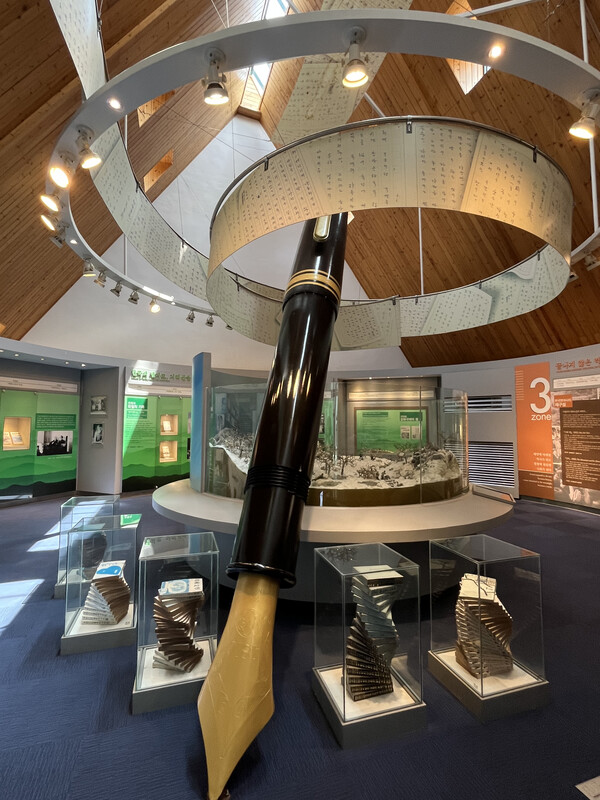 이병주가 만년필로 쓴 엄청난 분량의 원고를 형상화 한 만년필과 원고지들. /권영란