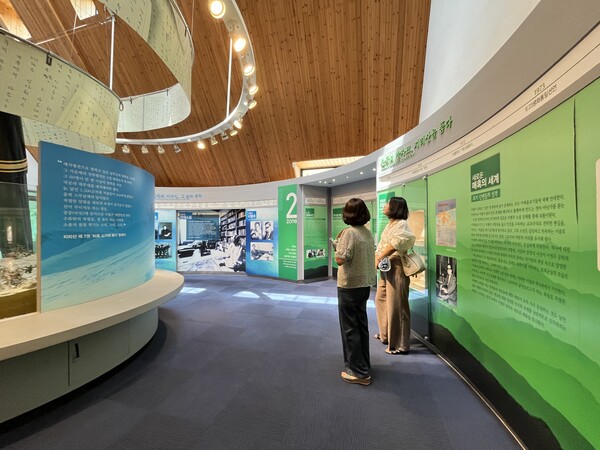 이병주문학관 전시실. 내부가 원형으로 이어져 이병주의 삶과 문학을 시대별로 나누어 전시하고 있다. /권영란