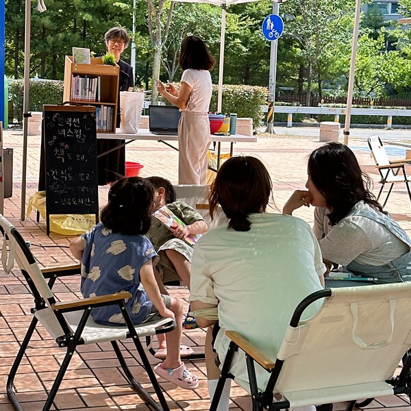 김해 장유도서관은 지난 12일 율하천 광장에서 ‘여름엔 아이스크림’을 주제로 여름 그림책 컬렉션과 물놀이 프로그램을 진행했다. /김해시