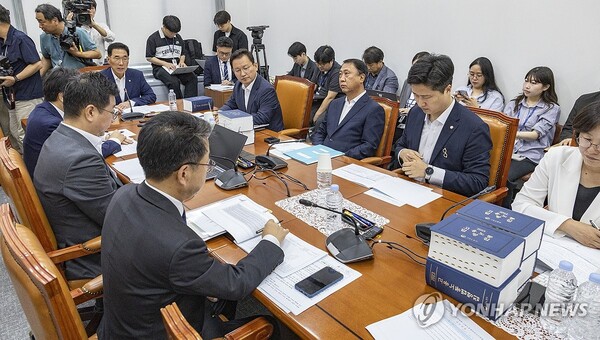 국회 환경노동위원회 법안소위 위원장인 더불어민주당 김주영 의원이 28일 국회 환노위 소회의실에서 열린 고용노동법안소위에서 노조법 2ㆍ3조(노란봉투법) 개정안 심사를 시작하고 있다. /연합뉴스