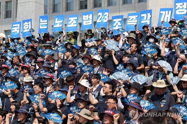 민주노총과 한국노총 조합원, 진보당, 사회민주당 등 정당 당원들이 28일 서울 여의도 국회 본청 앞에서 '노조법 2·3조 개정안 후퇴 저지 및 신속 통과 촉구' 기자회견을 하고 있다. /연합뉴스