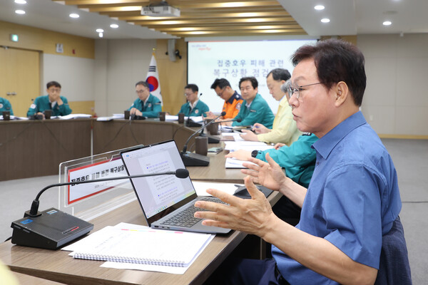 박완수 경남도지사가 28일 도청 실국본부장이 모인 '집중호우 피해 복구 상황 점검회의'에서 발언하고 있다. /경남도