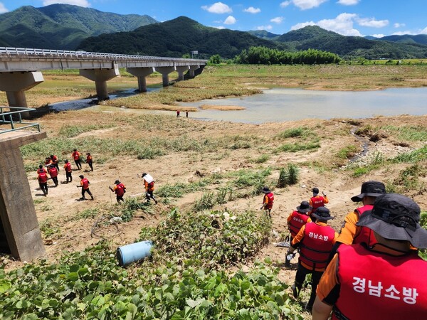 경남소방본부 대원들이 산청군에서 폭우로 실종된 주민 수색 작업을 하고 있다. /연합뉴스