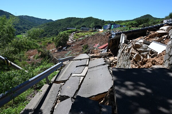 산청군 생비량면 제보리 상능마을 29일 홍수 피해 현장 모습. 마을에는 산사태가 나 있고 도로는 지진이 난 것처럼 무너지고 갈라져 있다./김구연 기자