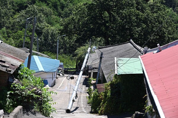 산청군 생비량면 제보리 상능마을 29일 홍수 피해 현장 모습. 마을에는 산사태가 나 있고 도로는 지진이 난 것처럼 무너지고 갈라져 있다./김구연 기자