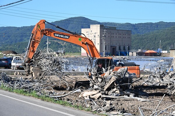 산청군 신안면 청현리 야정마을 딸기 주산지에서 29일 중장비가 무너진 하우스 철골 구조물을 제거하고 있다./김구연 기자