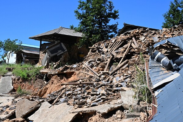 산청군 생비량면 제보리 상능마을 29일 홍수 피해 현장 모습. 마을에는 산사태가 나 있고 도로는 지진이 난 것처럼 무너지고 갈라져 있다./김구연 기자