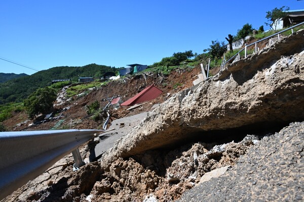 산청군 생비량면 제보리 상능마을 29일 홍수 피해 현장 모습. 마을에는 산사태가 나 있고 도로는 지진이 난것처럼 무너지고 갈라져 있다./김구연 기자