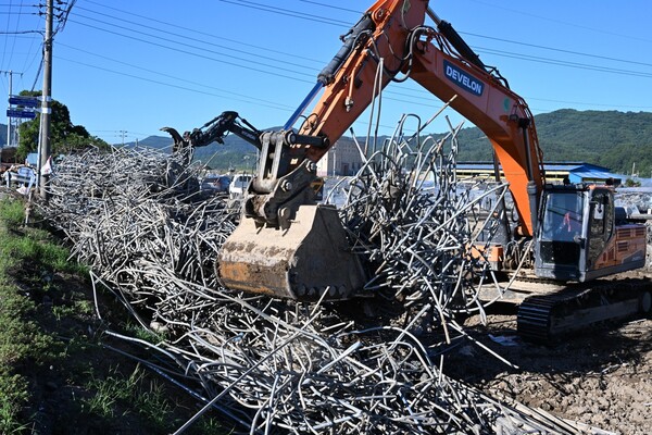 산청군 신안면 청현리 야정마을 딸기 주산지에서 29일 중장비가 무너진 하우스 철골 구조물을 제거하고 있다./김구연 기자