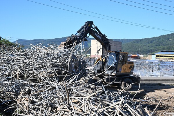 산청군 신안면 청현리 야정마을 딸기 주산지에서 29일 중장비가 무너진 하우스 철골 구조물을 제거하고 있다./김구연 기자