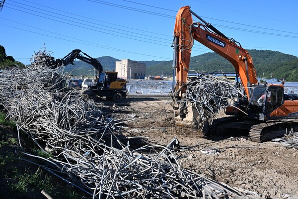 산청군 신안면 청현리 야정마을 딸기 주산지에서 29일 중장비가 무너진 하우스 철골 구조물을 제거하고 있다./김구연 기자