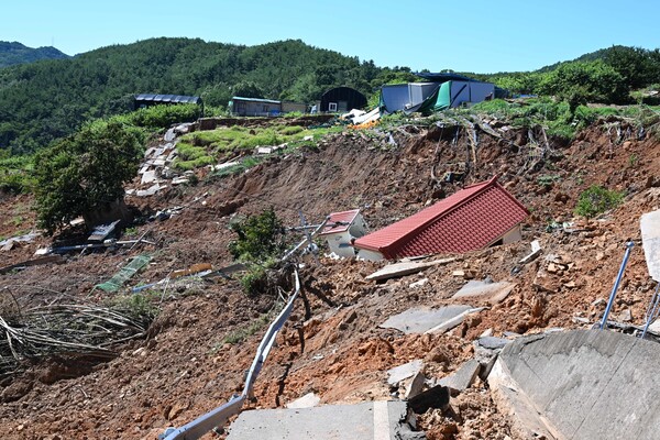 산청군 생비량면 제보리 상능마을 29일 홍수 피해 현장 모습. 마을에는 산사태가 나 있고 도로는 지진이 난 것처럼 무너지고 갈라져 있다./김구연 기자