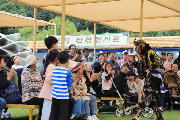 함양산삼축제 흥행으로 짜임새 있는 축제 운영과 다양한 계층을 만족시키는 프로그램 구성이 꼽히고 있다. 산삼판매존에서 진행된 변검 공연 모습. /함양군