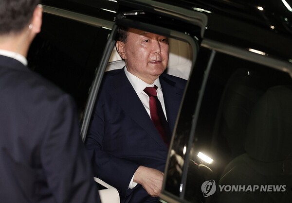 피의자 신분으로 내란 특검 조사를 받은 윤석열 전 대통령이 지난달 29일 서초구 서울고검 청사를 나선 후 차량에 탑승해 있다. /연합뉴스
