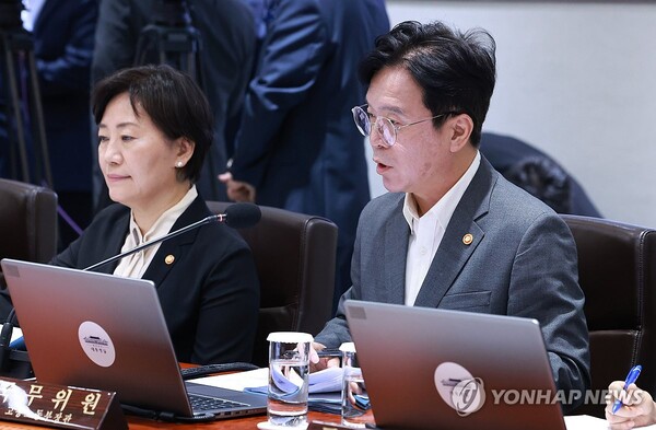 김영훈(오른쪽) 고용노동부 장관이 29일 서울 용산 대통령실 청사에서 열린 국무회의에서 산업재해 관련 발표를 하고 있다. /연합뉴스