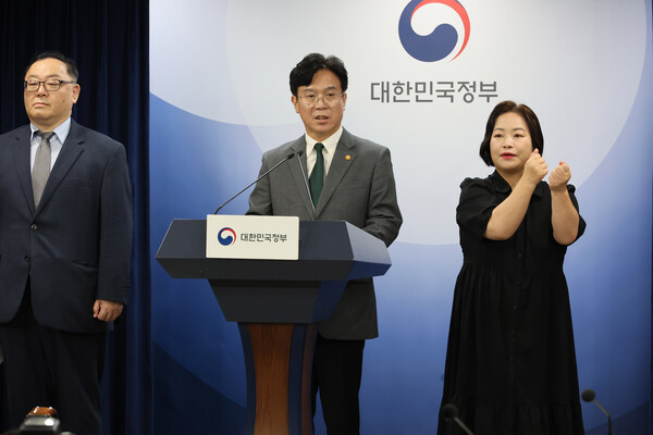 김영훈 고용노동부 장관이 29일 서울 종로구 정부서울청사에서 노동조합 및 노동관계조정법 개정안(노란봉투법) 관련 브리핑을 하고 있다. /연합뉴스