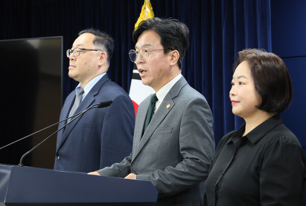 김영훈 고용노동부 장관이 29일 서울 종로구 정부서울청사에서 노동조합 및 노동관계조정법 개정안(노란봉투법) 관련 브리핑을 하고 있다. /연합뉴스