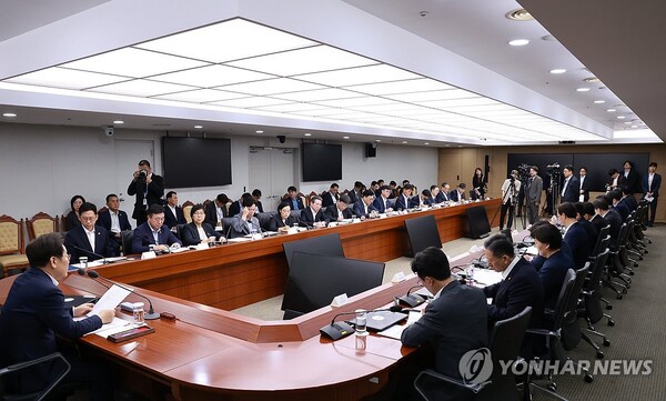 이재명 대통령이 30일 서울 용산 대통령실 청사에서 열린 비상경제점검 태스크포스(TF) 3차 회의를 주재하고 있다. /연합뉴스