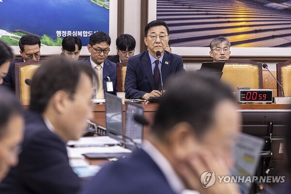 김윤덕 국토교통부 장관 후보자가 29일 국회 국토교통위원회에서 열린 인사청문회에서 의원 질의에 답하고 있다. /연합뉴스