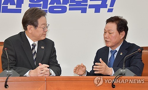박완수 경남지사(오른쪽)가 2023년 11월 국회를 찾아 당시 더불어민주당 대표였던 이재명 대통령(왼쪽)을 만나 우주항공청 특별법 통과에 협조를 요청하고 있다. /연합뉴스