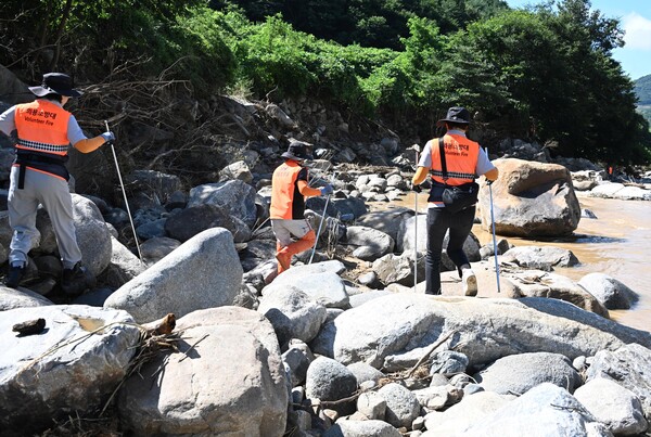 소방대원들이 산청군 신등면 율현리 수해 현장 인근 계곡에서 실종자를 수색하는 모습. /김구연 기자 sajin@idomin.com 