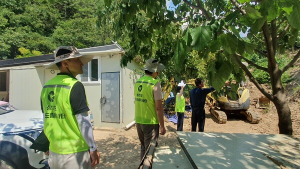 지역 건축 전문가들로 구성된 '경상남도 희망드림봉사단'이 산청·하동·합천군에서 집중호우 피해를 본 주택 10곳을 대상으로 긴급 구조진단과 안전점검을 했다. /경남도