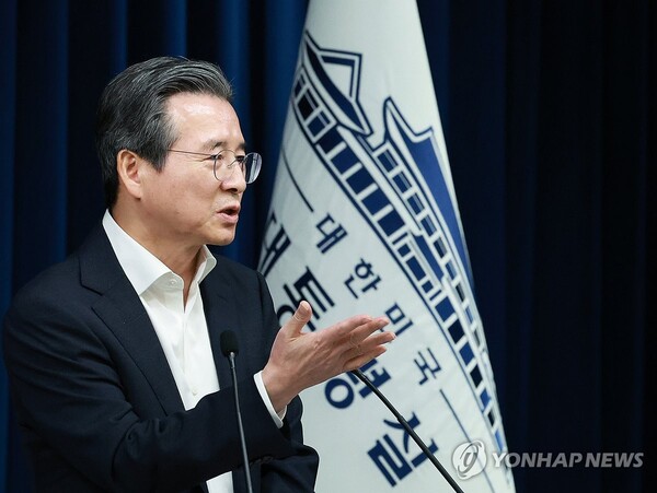 김용범 대통령실 정책실장이 31일 서울 용산 대통령실 청사에서 한미 관세 협상 타결 브리핑 후 기자들의 질문을 받고 있다. /연합뉴스