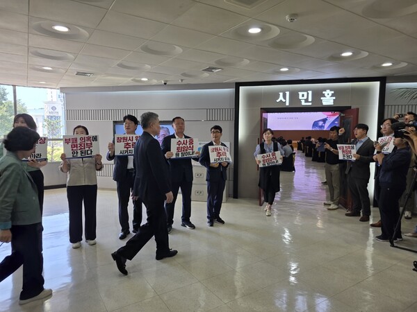 조명래 제2부시장이 31일 창원시청 시민홀에서 퇴임식을 하자, 창원시의회 더불어민주당 의원단이 막아서고 있다./우귀화 기자