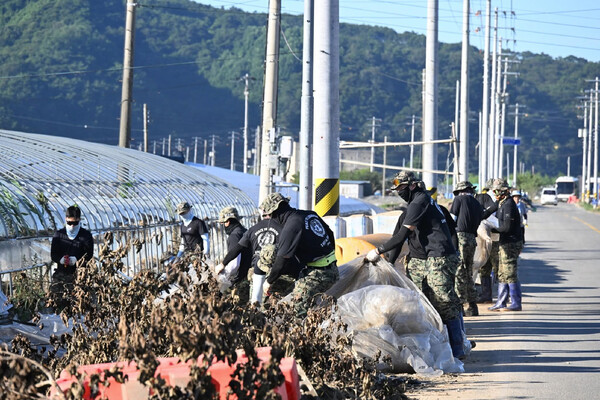 폭우 피해를 본 산청주민들이 일상 복귀 발걸음을 재촉하고 있다. 하지만, 워낙 피해 지역과 규모가 커 일상 복귀에는 많은 기간이 소요될 것으로 보인다. 군인들인 산청군 신안면 청현리 딸기하우스에서 복구작업을 벌이고 있다. /김구연 기자