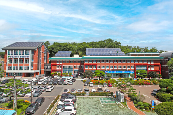 이승화 산청군수와 정영철 부군수가 대통령 보고를 엉터리로 했다는 이유로 경찰에 고발됐다. 산청군 전경. /산청군