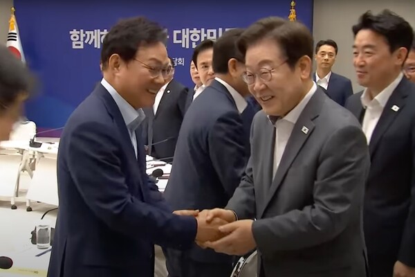 이재명(오른쪽) 대통령이 1일 서울 용산 대통령실에서 열린 전국 시도지사 간담회에 앞서 박완수 경남도지사와 악수를 나누며 인사하고 있다. /경남도